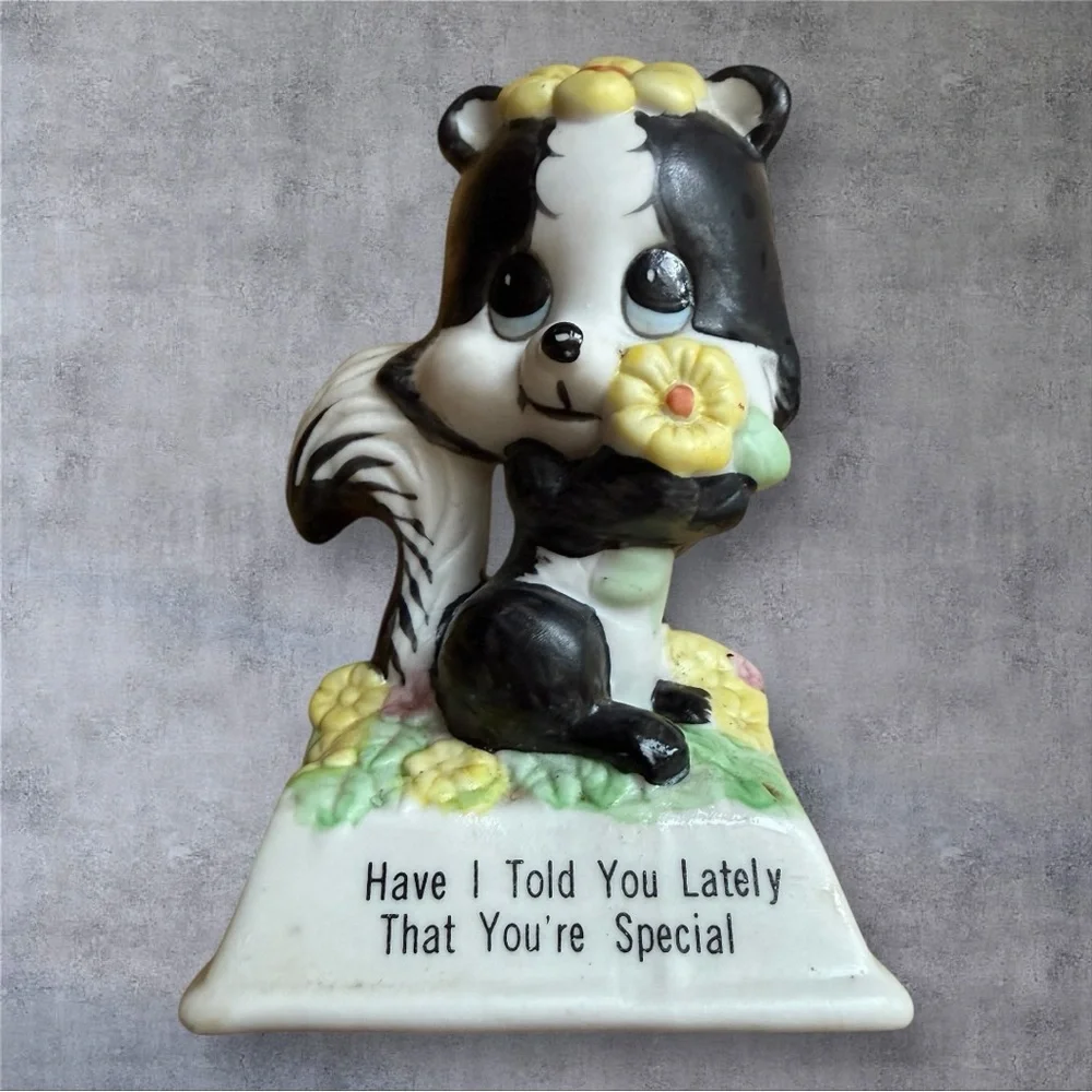 Vintage 1979 Russ Berrie & Co. Ceramic Skunk Figurine (model #818)